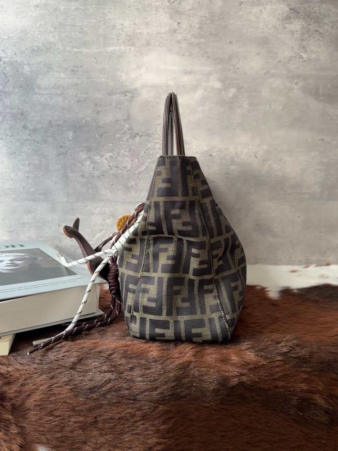 FENDI Vintage FF Small Tote Bag 🖤🤎｜Iconic FF Canvas｜Gold-Tone FF Hardware｜Lightweight Design