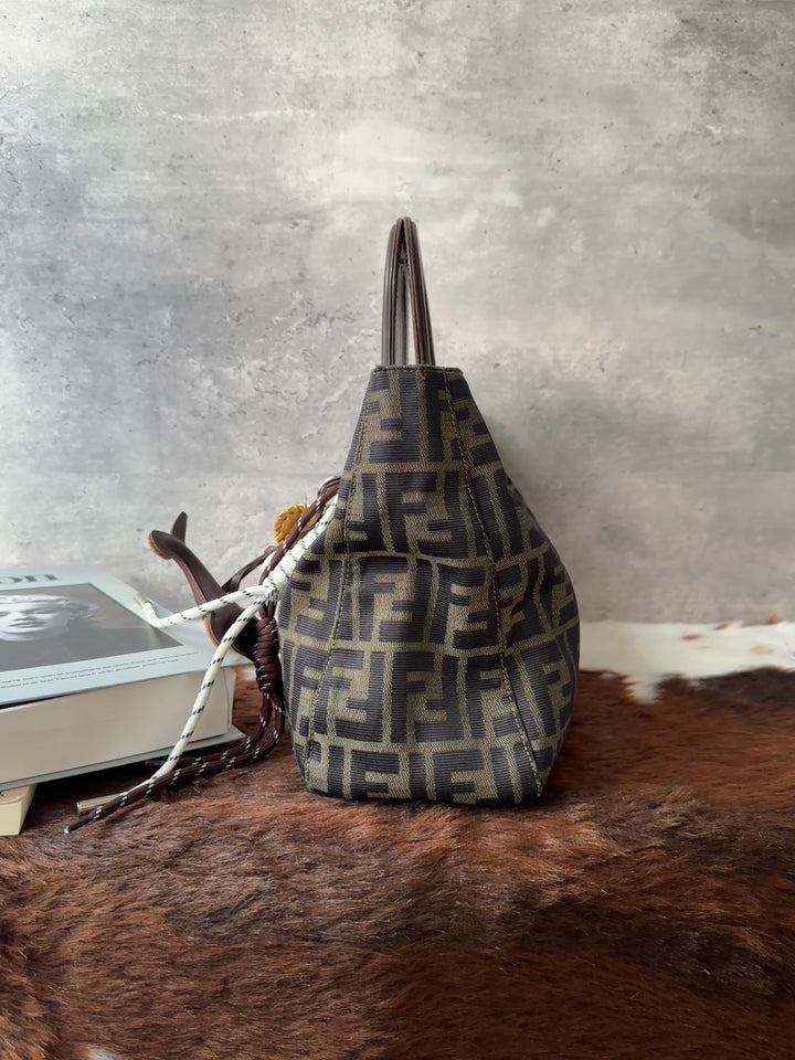 FENDI Vintage FF Small Tote Bag 🖤🤎｜Iconic FF Canvas｜Gold-Tone FF Hardware｜Lightweight Design
