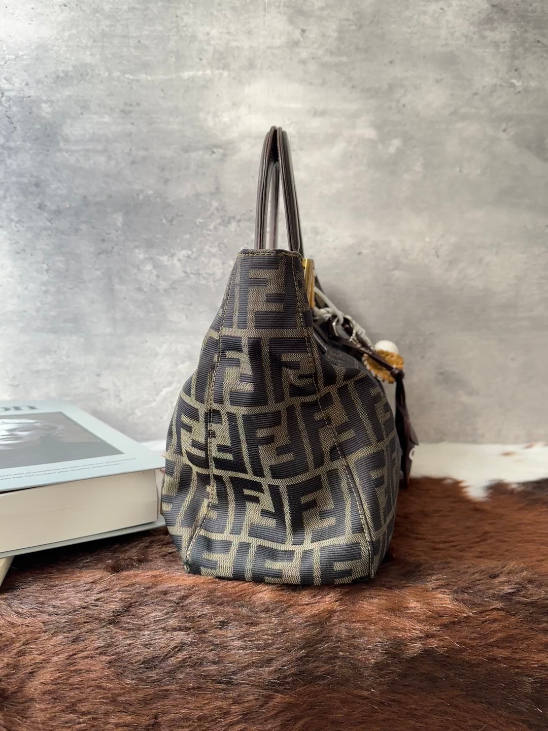 FENDI Vintage FF Small Tote Bag 🖤🤎｜Iconic FF Canvas｜Gold-Tone FF Hardware｜Lightweight Design