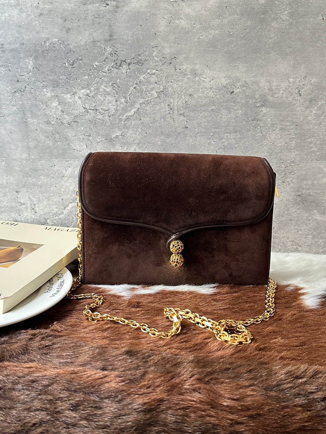 Gucci Chocolate Suede Chain Bag 🤎｜Rare 1980s Piece｜Openwork Double Ball Clasp｜Elegant Suede Finish
