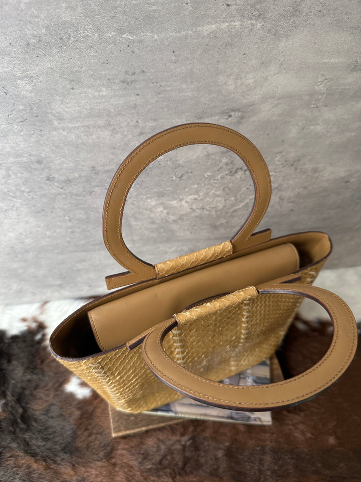 Ferragamo Snakeskin Top Handle Bag 💛｜Circular Handles × Contrast Stitching × Compact Capacity