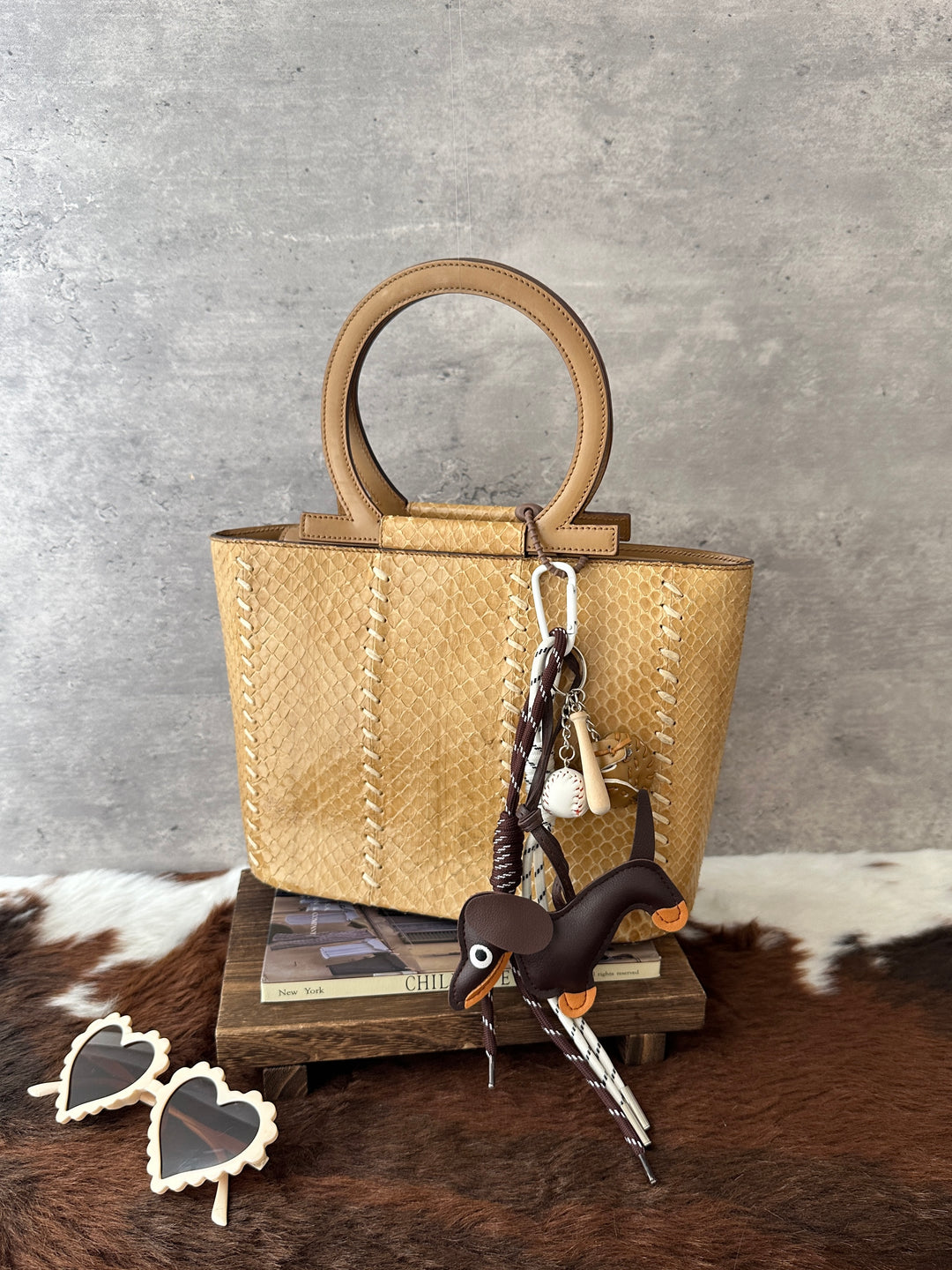 Ferragamo Snakeskin Top Handle Bag 💛｜Circular Handles × Contrast Stitching × Compact Capacity