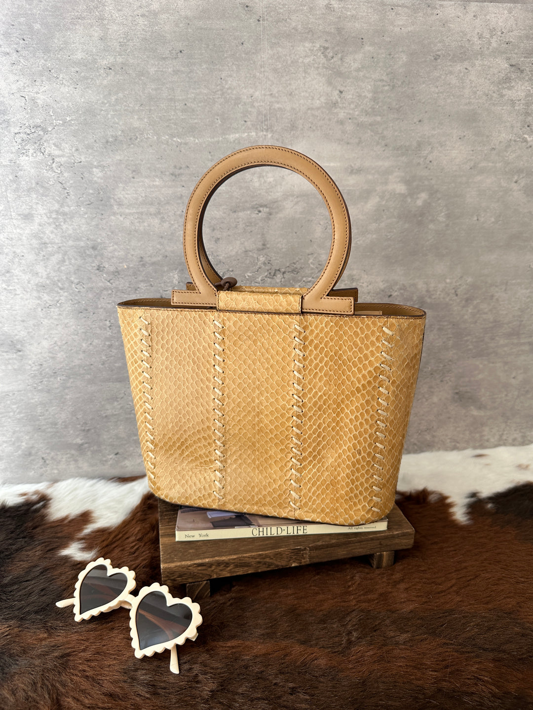 Ferragamo Snakeskin Top Handle Bag 💛｜Circular Handles × Contrast Stitching × Compact Capacity