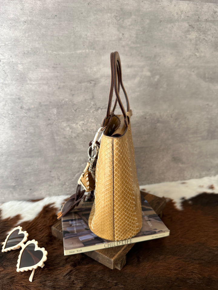 Ferragamo Snakeskin Top Handle Bag 💛｜Circular Handles × Contrast Stitching × Compact Capacity