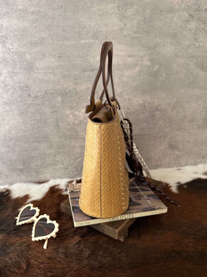 Ferragamo Snakeskin Top Handle Bag 💛｜Circular Handles × Contrast Stitching × Compact Capacity