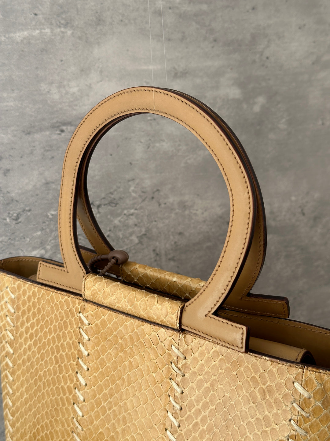 Ferragamo Snakeskin Top Handle Bag 💛｜Circular Handles × Contrast Stitching × Compact Capacity