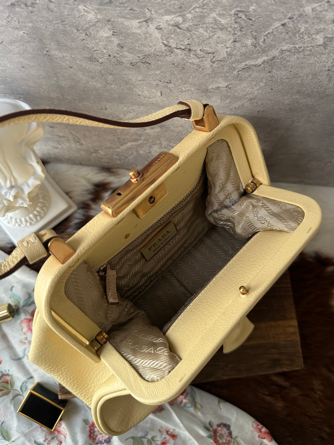 Prada Butter Yellow Kiss Lock Top Handle Bag 💛｜Soft Butter Tone｜Sweet Evening Style｜Fits Your Phone