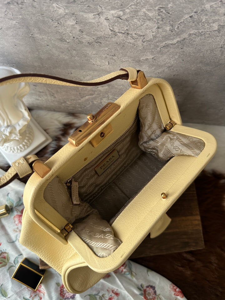 Prada Butter Yellow Kiss Lock Top Handle Bag 💛｜Soft Butter Tone｜Sweet Evening Style｜Fits Your Phone