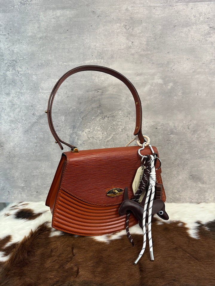 Louis Vuitton Caramel Epi Turn-Lock Shoulder Bag 🤎｜Sculpted Epi Leather × Adjustable Strap × Rare Turn-Lock Design