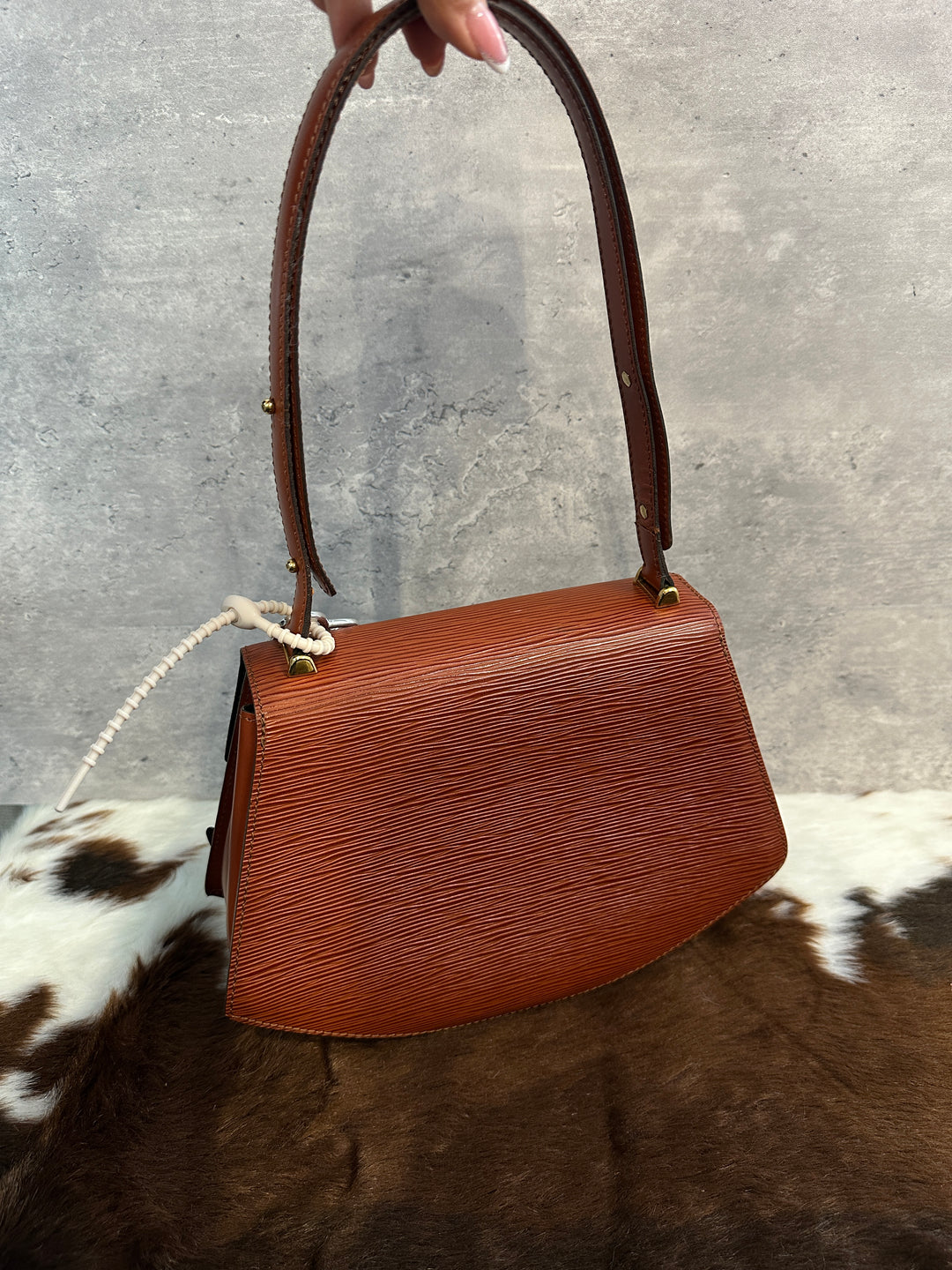 Louis Vuitton Caramel Epi Turn-Lock Shoulder Bag 🤎｜Sculpted Epi Leather × Adjustable Strap × Rare Turn-Lock Design