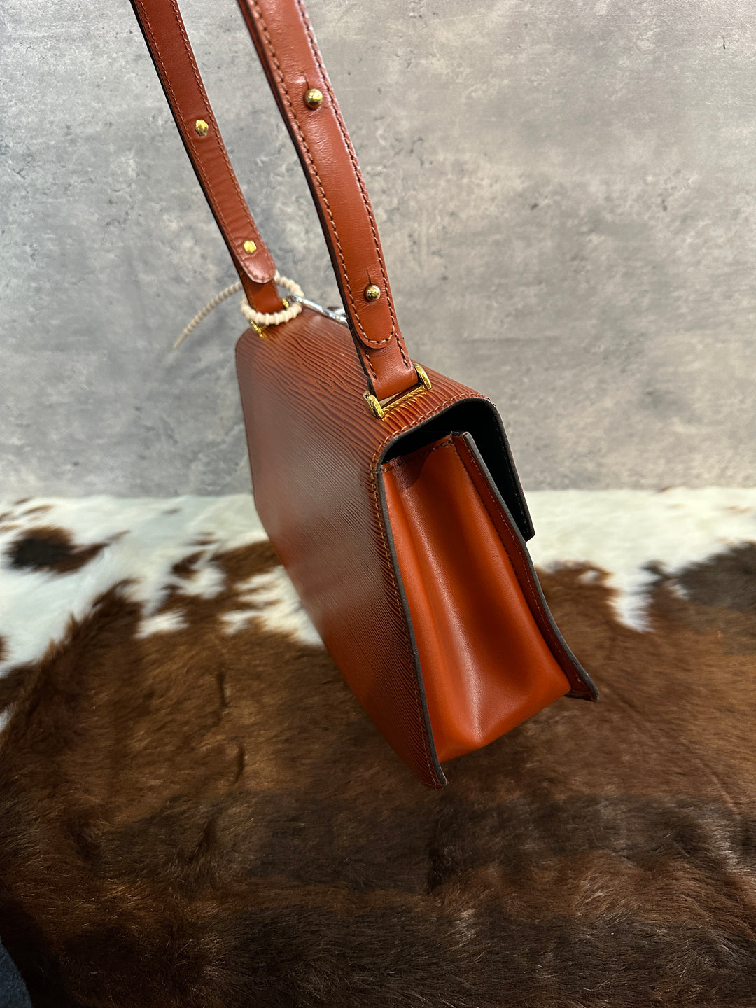 Louis Vuitton Caramel Epi Turn-Lock Shoulder Bag 🤎｜Sculpted Epi Leather × Adjustable Strap × Rare Turn-Lock Design