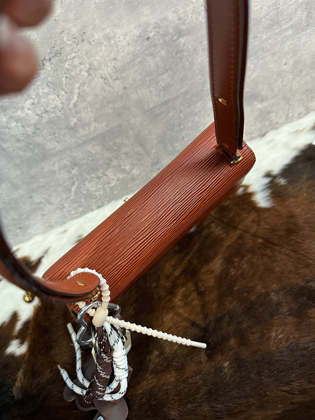 Louis Vuitton Caramel Epi Turn-Lock Shoulder Bag 🤎｜Sculpted Epi Leather × Adjustable Strap × Rare Turn-Lock Design