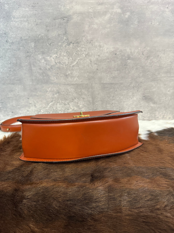 Louis Vuitton Caramel Epi Turn-Lock Shoulder Bag 🤎｜Sculpted Epi Leather × Adjustable Strap × Rare Turn-Lock Design