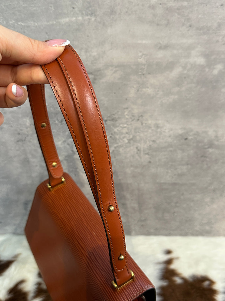 Louis Vuitton Caramel Epi Turn-Lock Shoulder Bag 🤎｜Sculpted Epi Leather × Adjustable Strap × Rare Turn-Lock Design