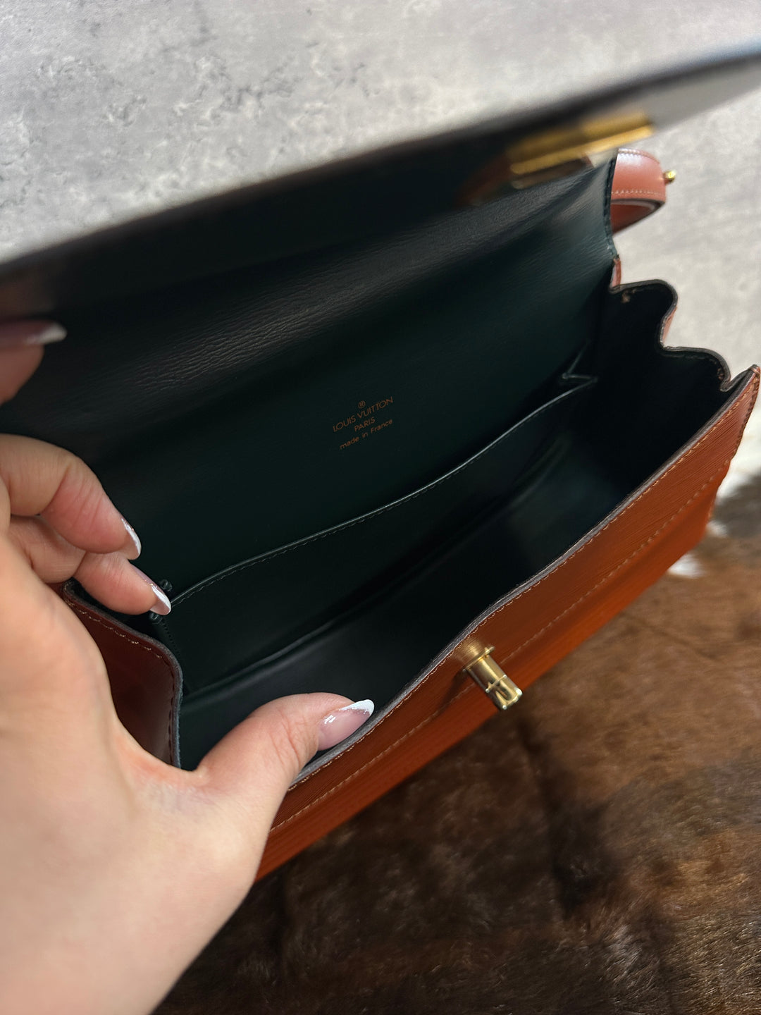 Louis Vuitton Caramel Epi Turn-Lock Shoulder Bag 🤎｜Sculpted Epi Leather × Adjustable Strap × Rare Turn-Lock Design