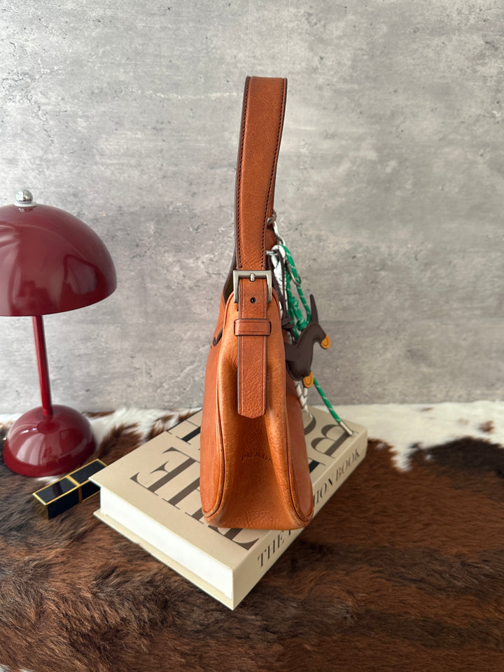 PRADA Half-Moon Hobo Bag 😻｜Caramel Brown Leather｜Soft Curved Shape｜Everyday Capacity