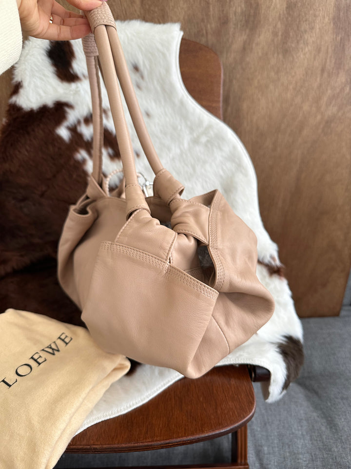Loewe Lambskin Cloud Shoulder Bag 🤎✨｜Supple Lambskin Leather × Sculpted Cloud Silhouette × Rare Milk Tea Shade