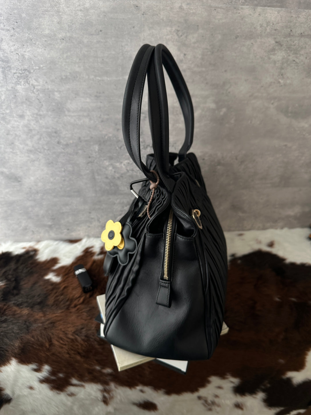 BVLGARI Pleated Leather Shoulder Bag 🖤｜Sculptural Pleats｜Signature Ring Hardware｜Everyday Elegance