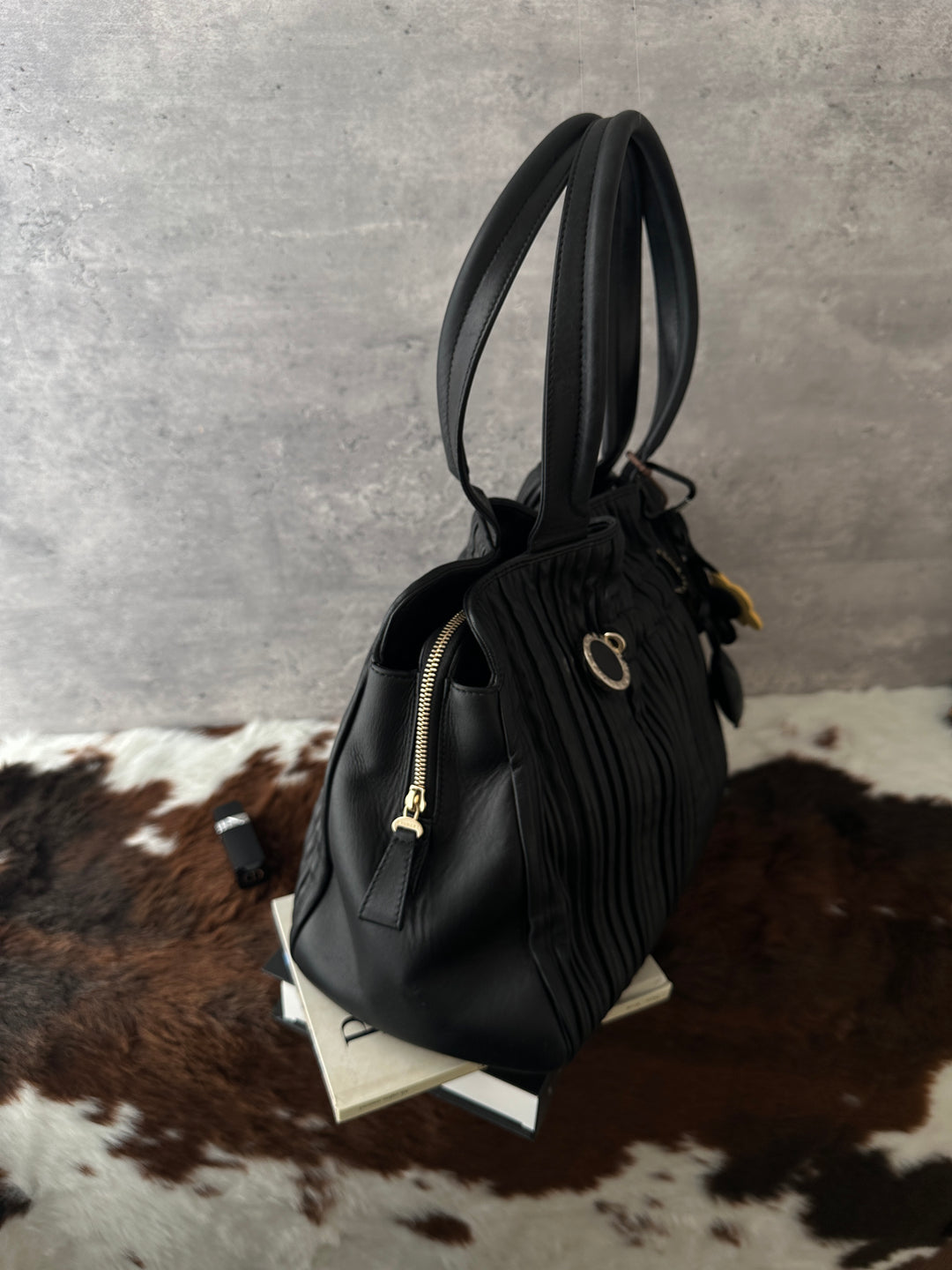 BVLGARI Pleated Leather Shoulder Bag 🖤｜Sculptural Pleats｜Signature Ring Hardware｜Everyday Elegance
