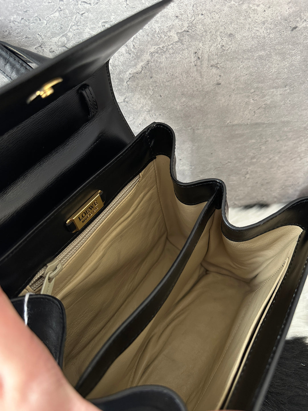 Loewe So Black Kelly Bag 🖤｜All-Black Minimal × Structured Silhouette × Versatile Carry