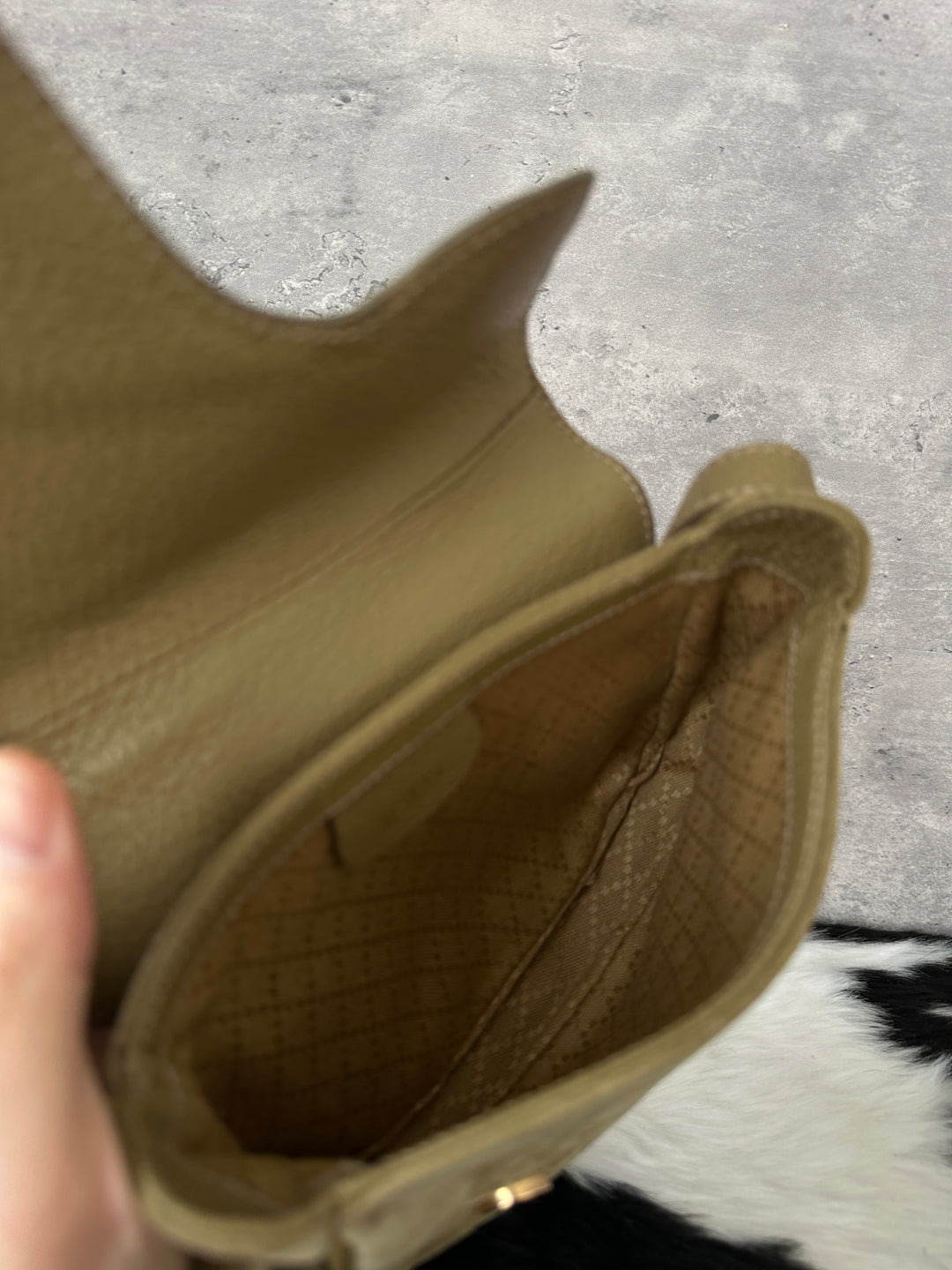 Gucci Saddle-Style Crossbody Bag ✨｜Rare Silhouette × Compact & Practical × Vintage Charm