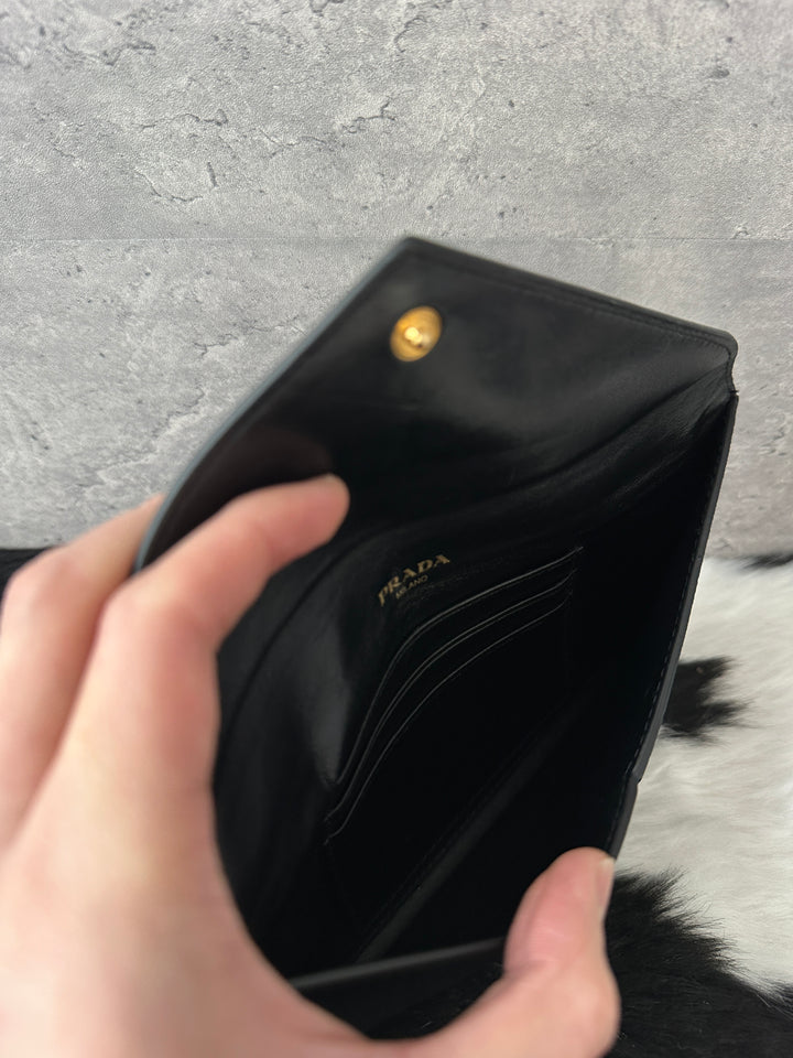 PRADA Envelope Long Wallet 🖤✨｜Gold Logo, Saffiano Leather, Timeless Design