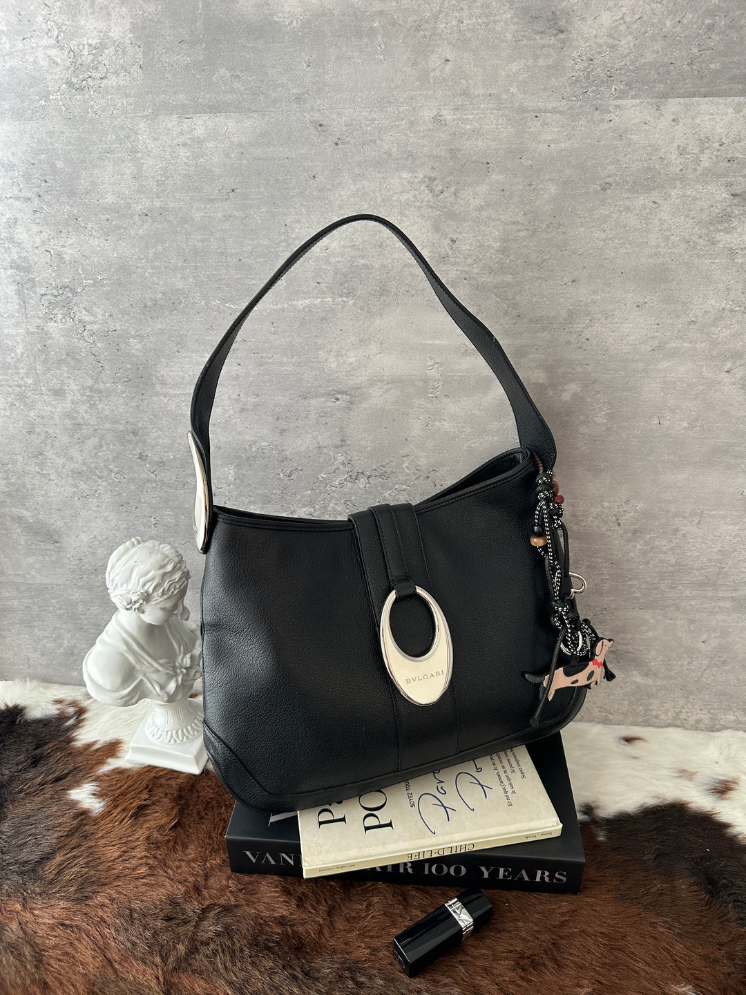 BVLGARI Leather Hobo Bag 🖤｜Sculptural Logo Hardware｜Supple Black Leather｜Understated Everyday Design