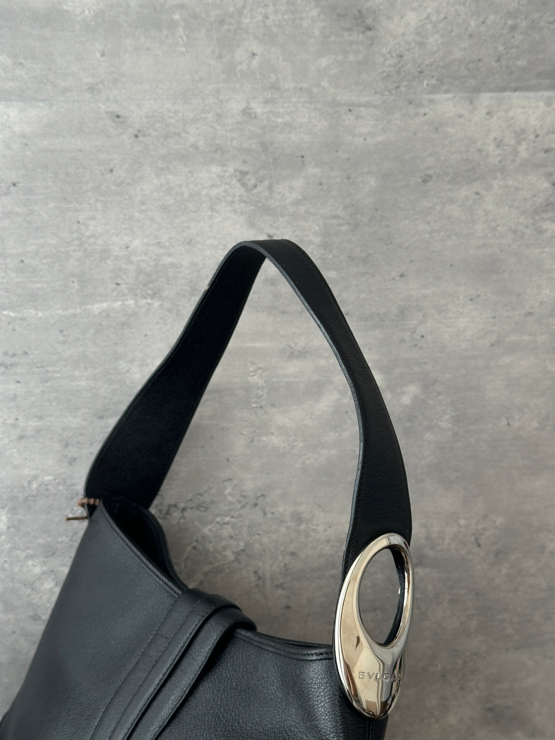 BVLGARI Leather Hobo Bag 🖤｜Sculptural Logo Hardware｜Supple Black Leather｜Understated Everyday Design