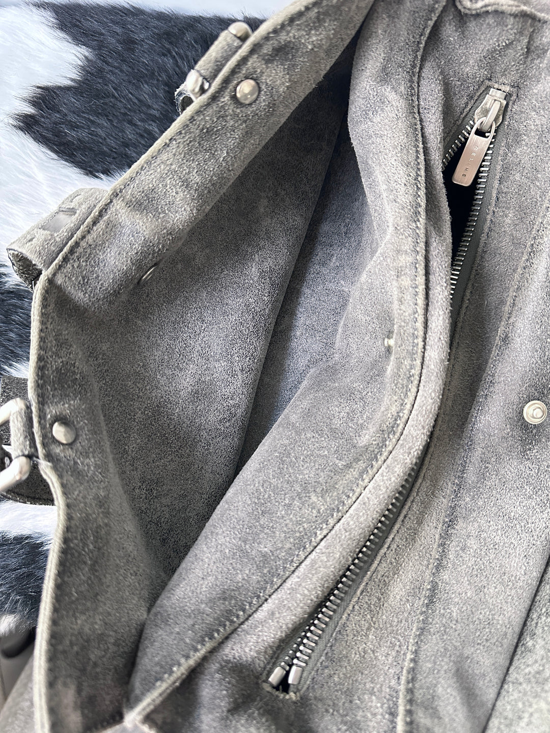 Celine Suede Baguette Bag 🩶｜Moto Buckle Detail・Soft Suede Texture・Effortless Vintage Chic