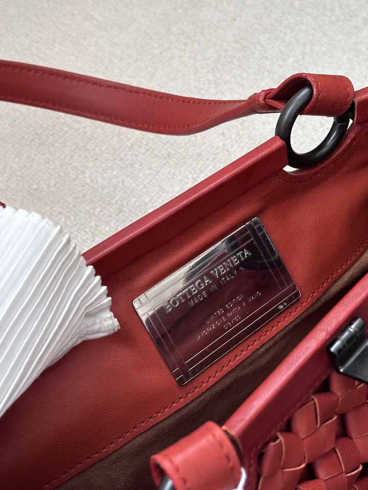 Bottega Veneta Limited Edition Woven Baguette 🎃 | Small Kisslock Underarm Bag ✨