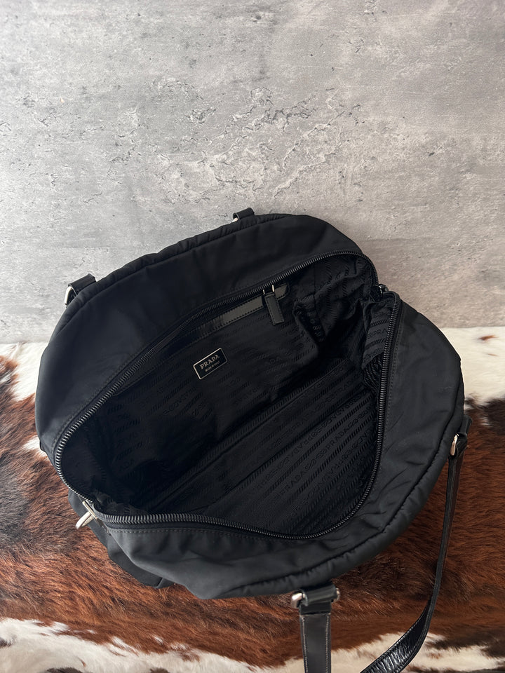 PRADA Nylon Shoulder Bag 🖤✨｜Embossed Logo Detail｜Lightweight Design｜Generous Capacity