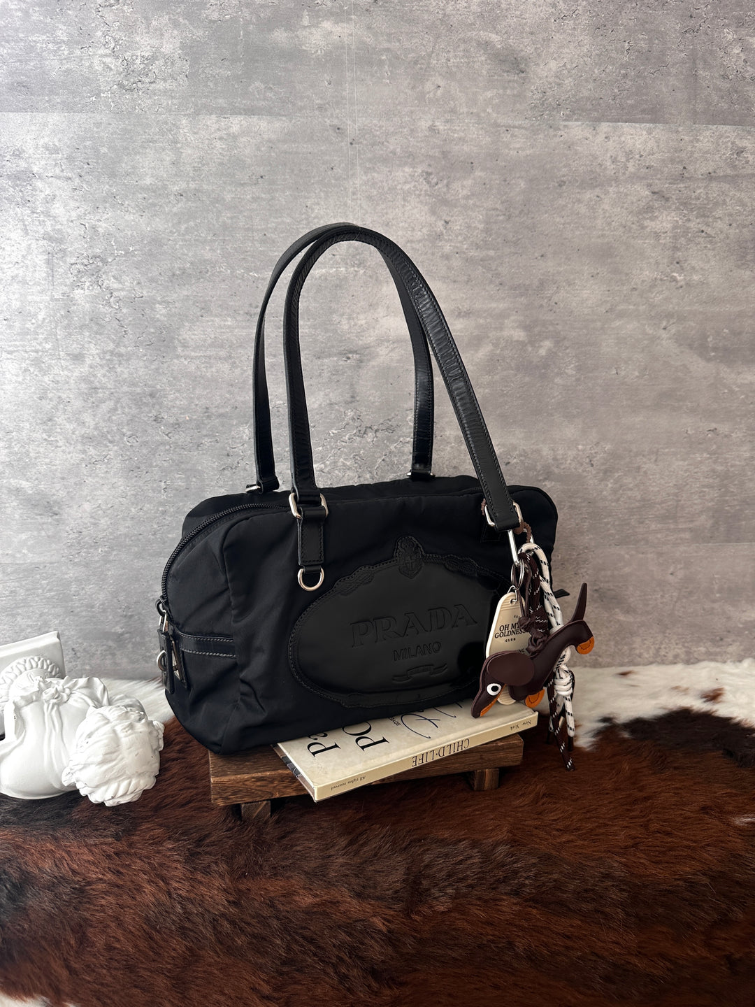 PRADA Nylon Shoulder Bag 🖤✨｜Embossed Logo Detail｜Lightweight Design｜Generous Capacity