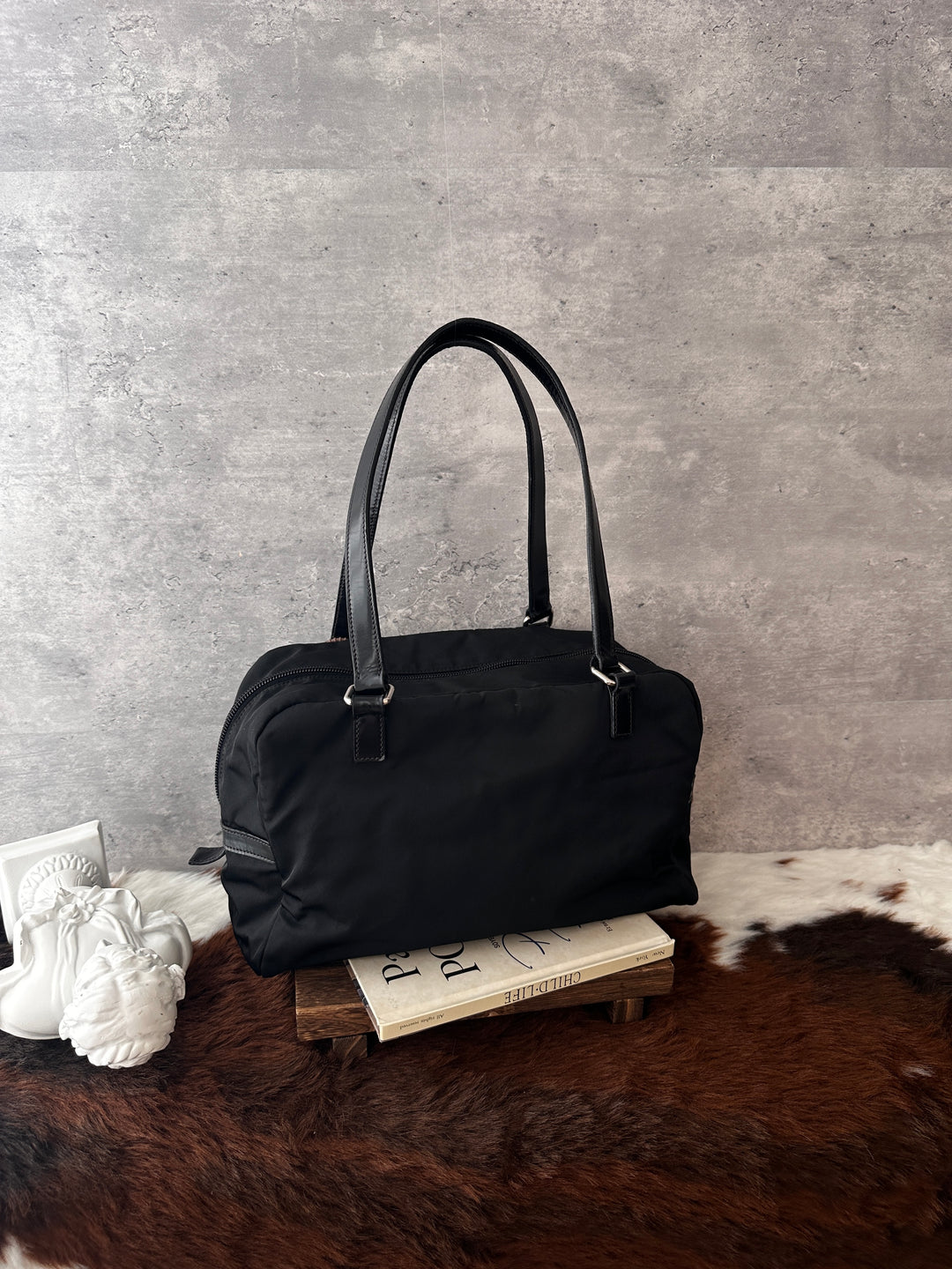 PRADA Nylon Shoulder Bag 🖤✨｜Embossed Logo Detail｜Lightweight Design｜Generous Capacity