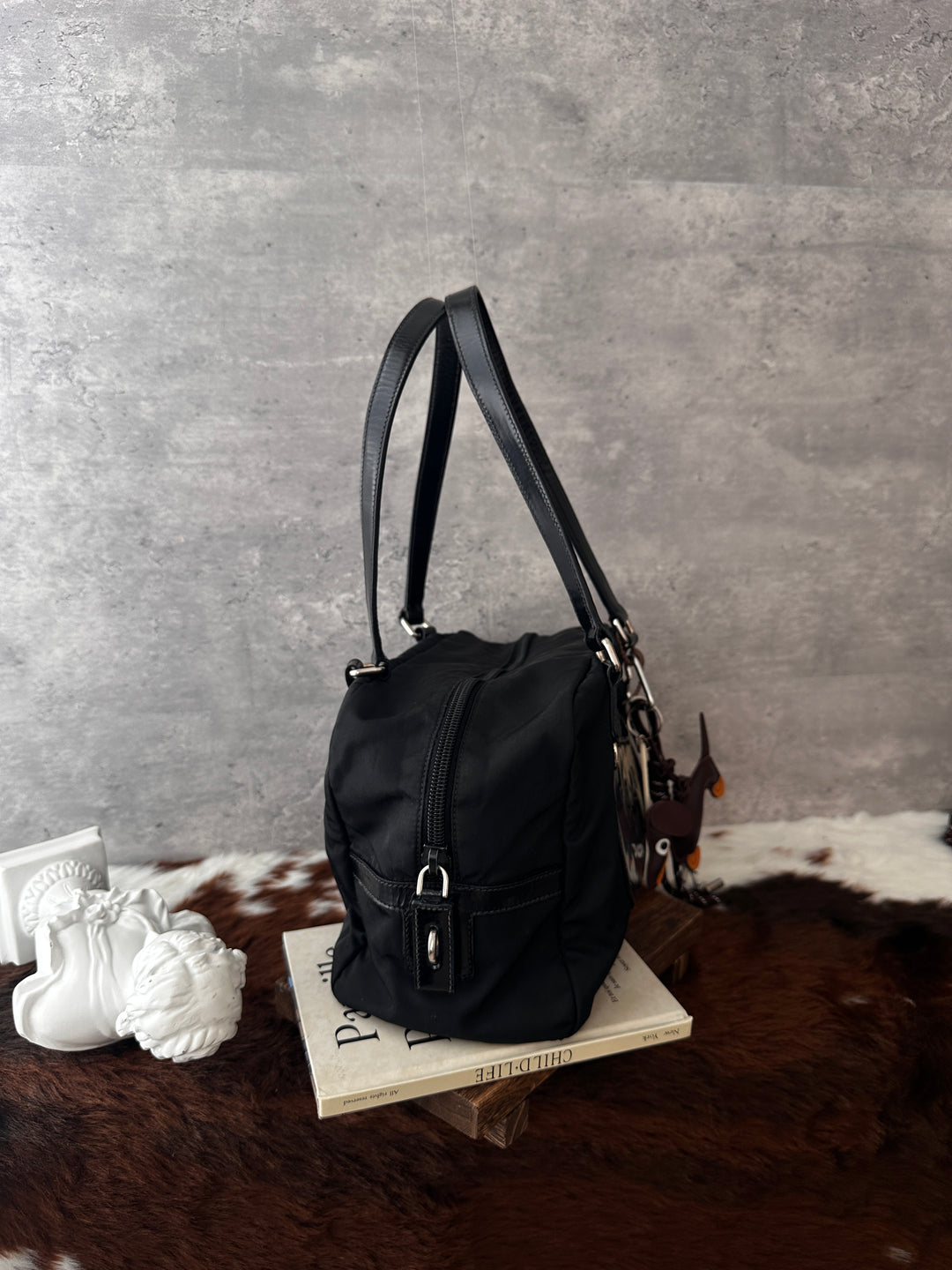 PRADA Nylon Shoulder Bag 🖤✨｜Embossed Logo Detail｜Lightweight Design｜Generous Capacity