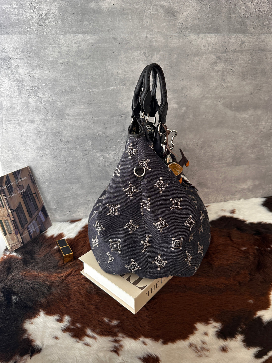 CELINE Triomphe Denim Hobo Bag 💙🖤｜Lightweight Carry｜Spacious Interior｜Convertible Styling