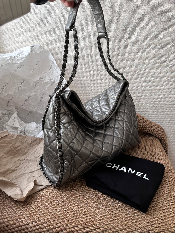 CHANEL Quilted Calfskin Hobo Bag ✨｜Edgy Elegance in Metallic Carbon Grey