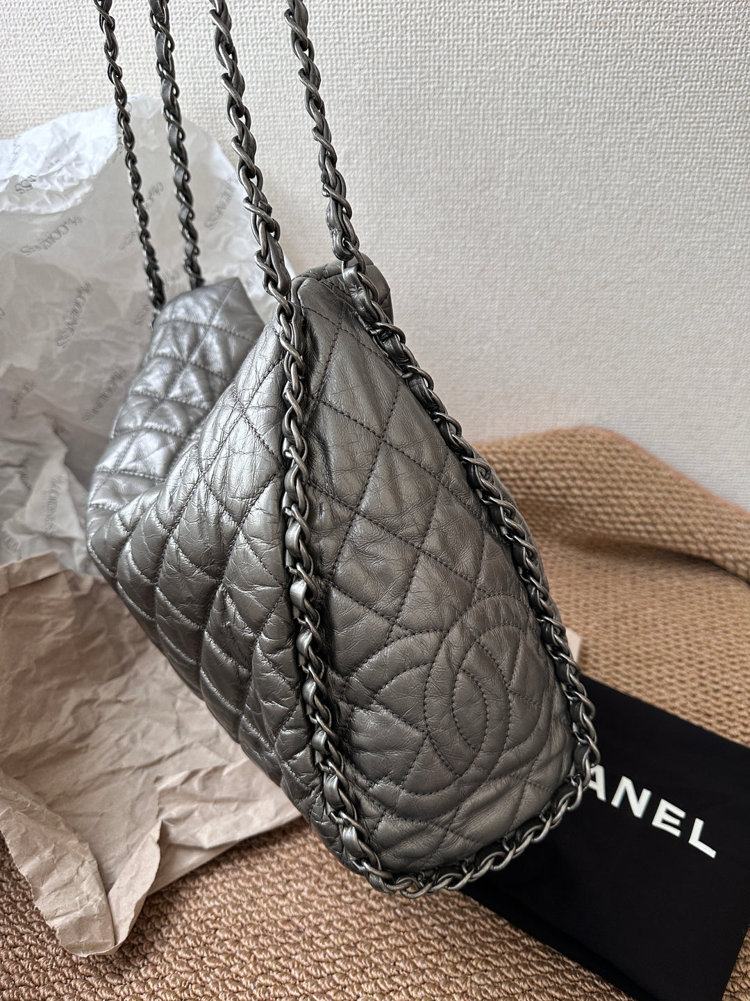 CHANEL Quilted Calfskin Hobo Bag ✨｜Edgy Elegance in Metallic Carbon Grey