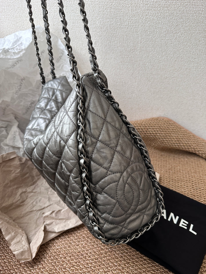 CHANEL Quilted Calfskin Hobo Bag ✨｜Edgy Elegance in Metallic Carbon Grey
