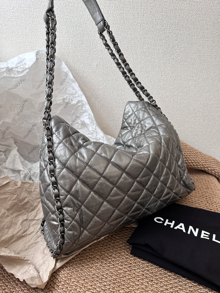 CHANEL Quilted Calfskin Hobo Bag ✨｜Edgy Elegance in Metallic Carbon Grey