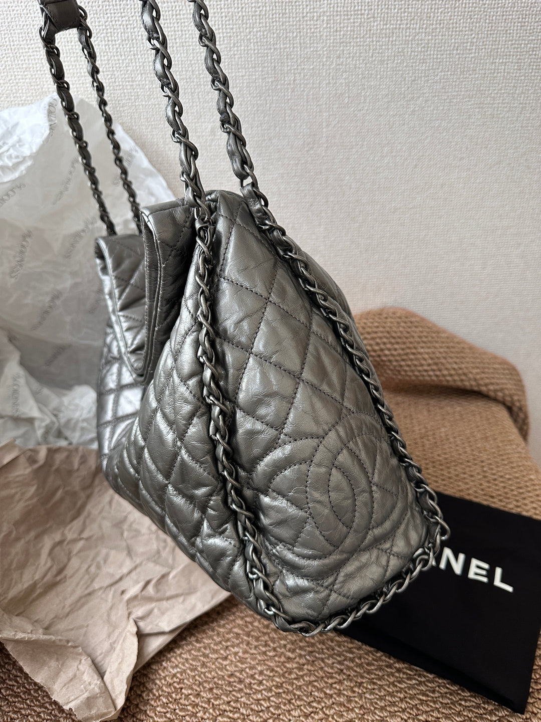 CHANEL Quilted Calfskin Hobo Bag ✨｜Edgy Elegance in Metallic Carbon Grey