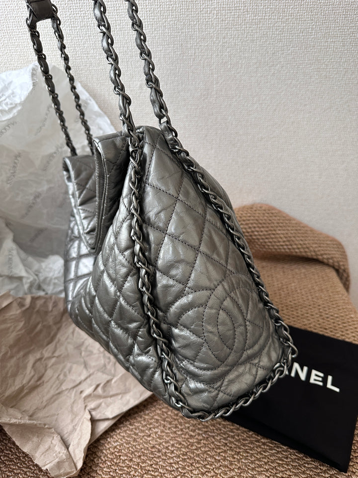 CHANEL Quilted Calfskin Hobo Bag ✨｜Edgy Elegance in Metallic Carbon Grey