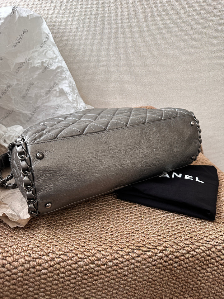 CHANEL Quilted Calfskin Hobo Bag ✨｜Edgy Elegance in Metallic Carbon Grey