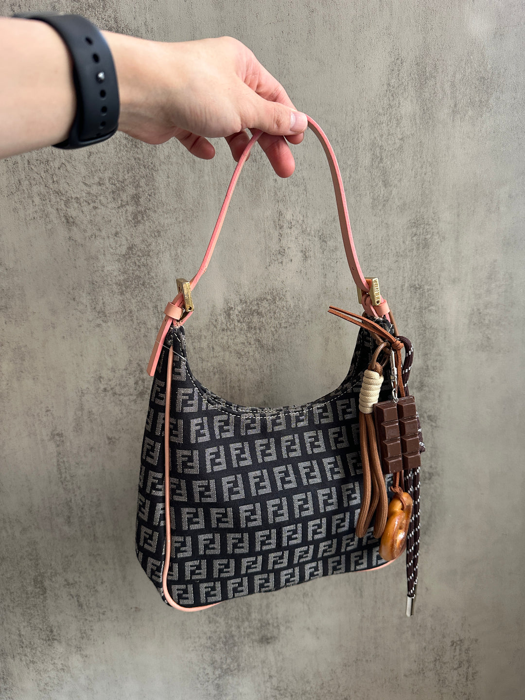 FENDI Zucca Pattern Shoulder Bag 💗｜Pink Leather Trim × Gold Hardware × Logo Canvas
