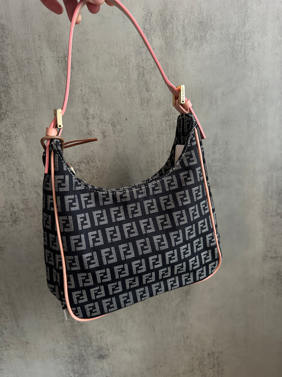 FENDI Zucca Pattern Shoulder Bag 💗｜Pink Leather Trim × Gold Hardware × Logo Canvas