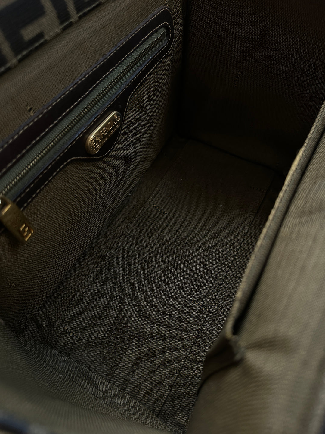 FENDI Zucca Monogram Box Bag 🤎｜Structured Silhouette × Gold-Tone Hardware × Vintage Logo Canvas