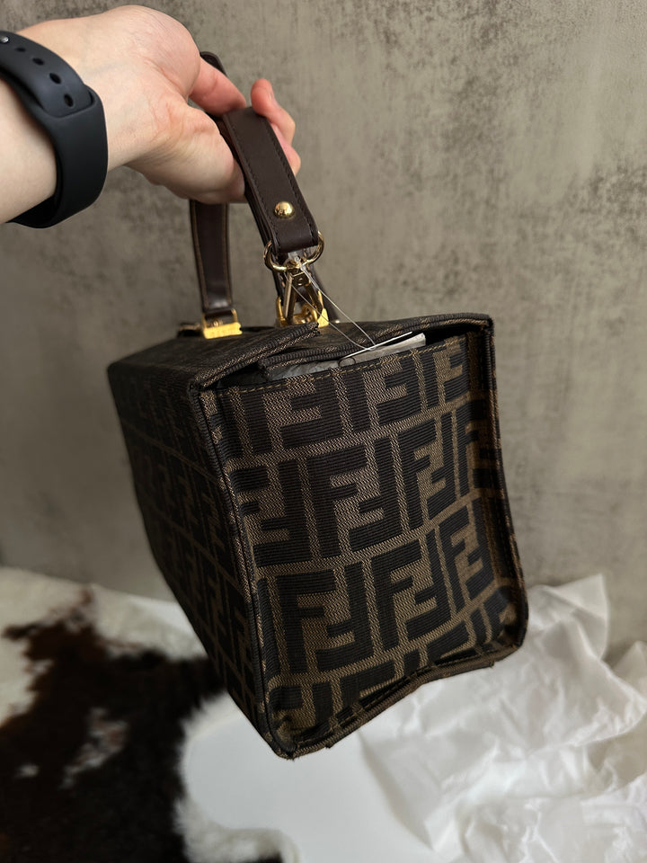 FENDI Zucca Monogram Box Bag 🤎｜Structured Silhouette × Gold-Tone Hardware × Vintage Logo Canvas