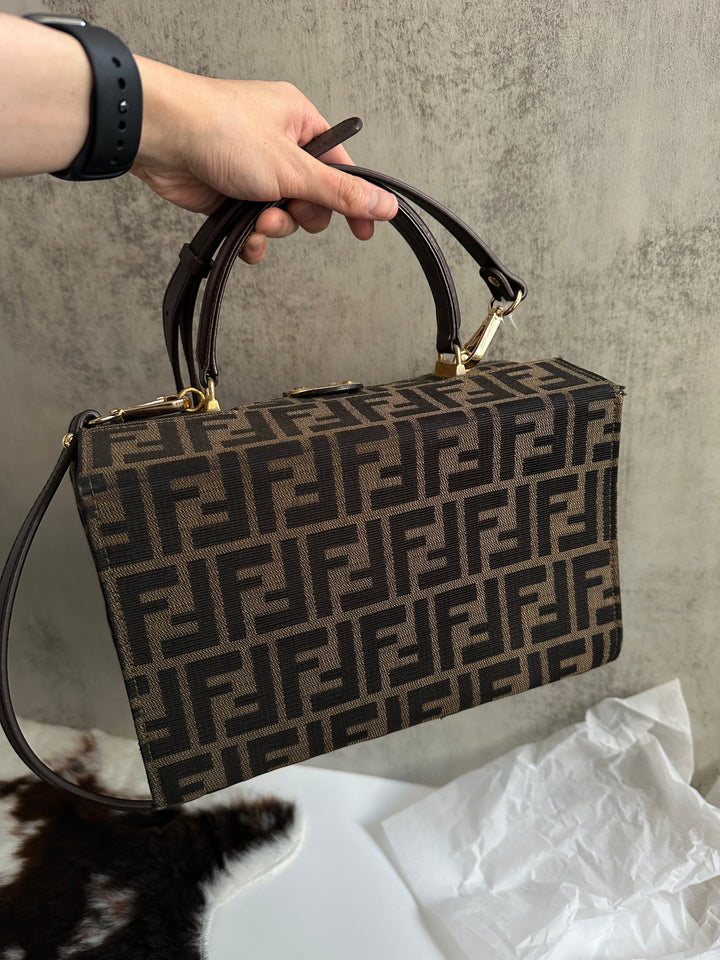FENDI Zucca Monogram Box Bag 🤎｜Structured Silhouette × Gold-Tone Hardware × Vintage Logo Canvas