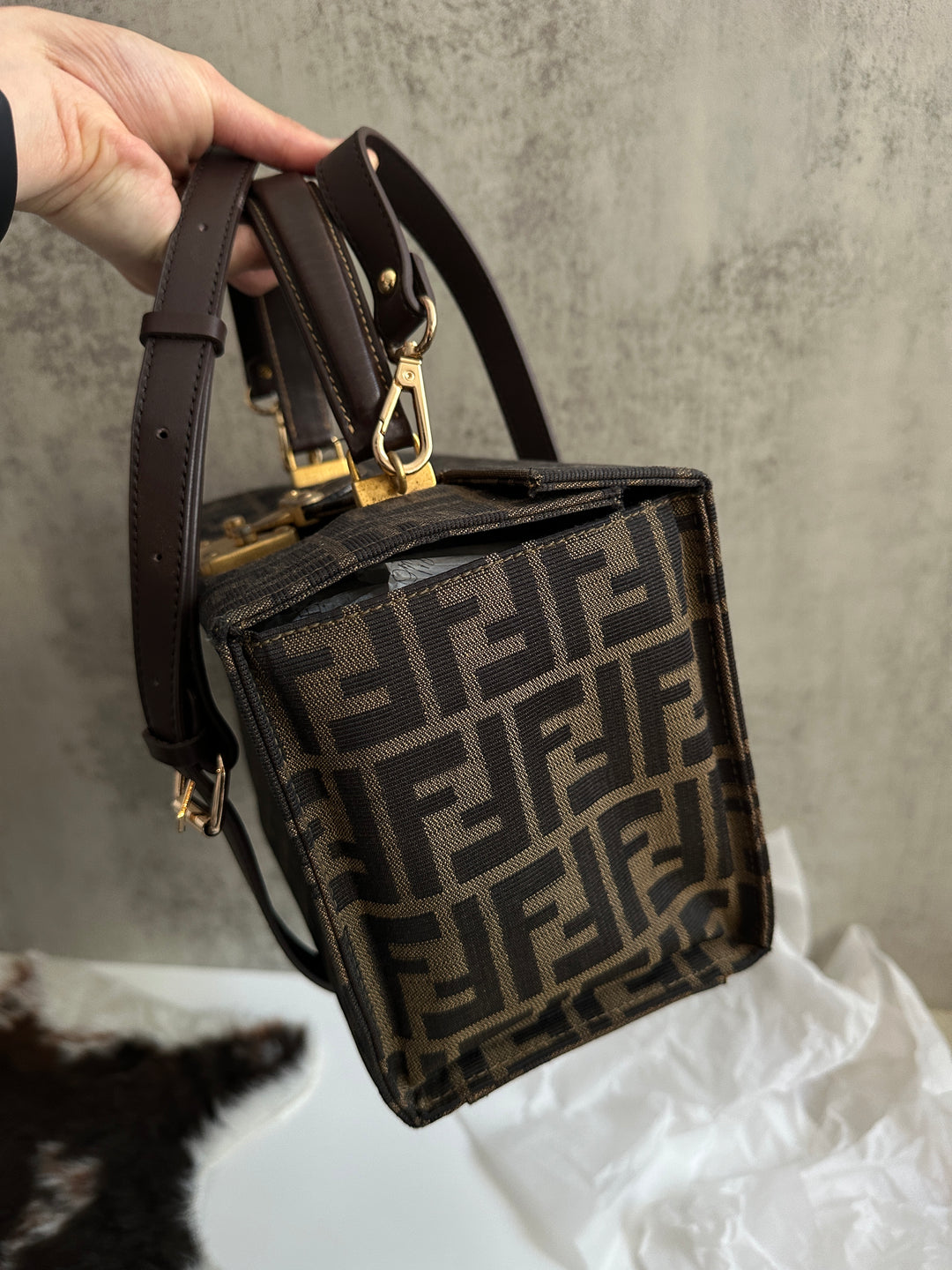 FENDI Zucca Monogram Box Bag 🤎｜Structured Silhouette × Gold-Tone Hardware × Vintage Logo Canvas