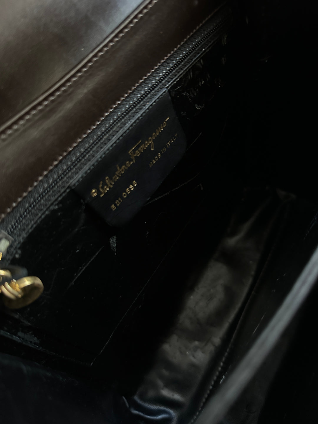 Salvatore Ferragamo Gancini Top Handle Bag 🖤｜Polished Black Leather × Gold Gancini Clasp × Detachable Shoulder Strap