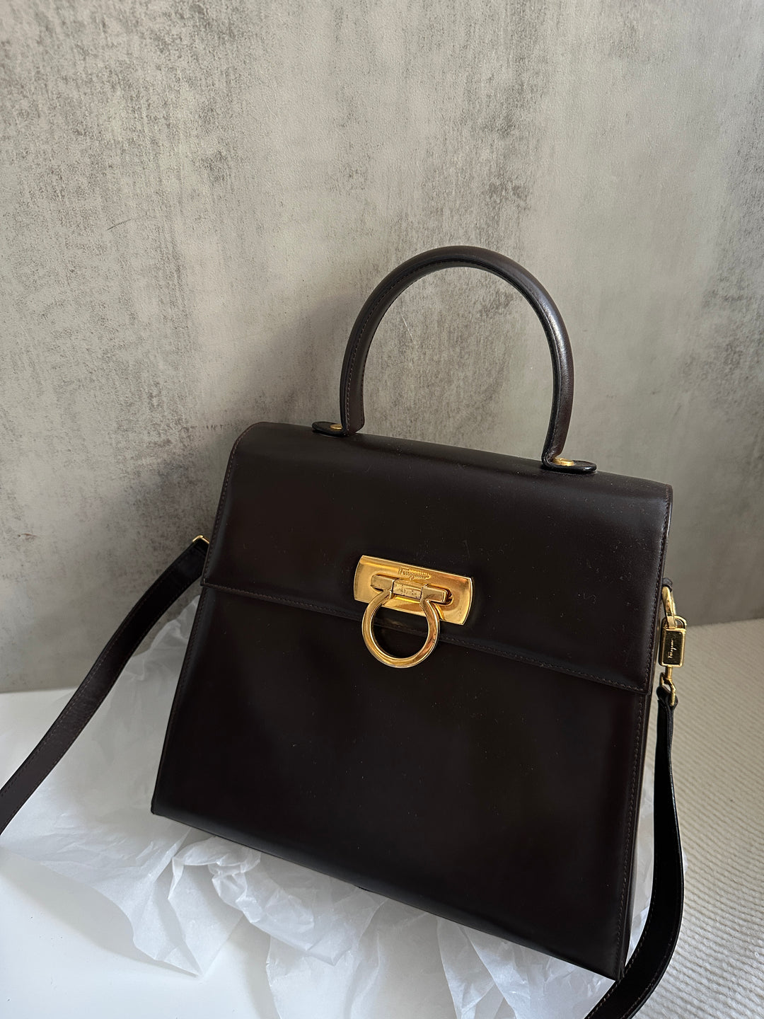 Salvatore Ferragamo Gancini Top Handle Bag 🖤｜Polished Black Leather × Gold Gancini Clasp × Detachable Shoulder Strap